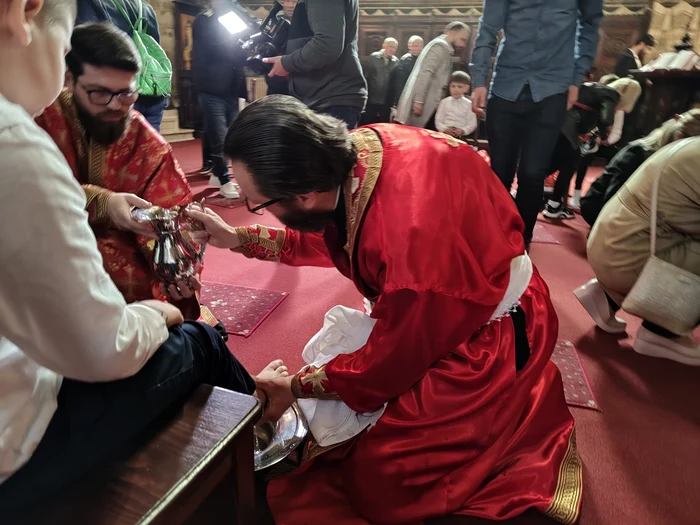 Ritualul spălării picioarelor, la Catedrala din Galați FOTO: C. Mazilu