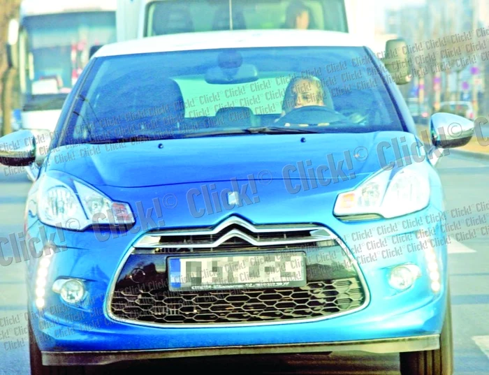 Roxana a fost surprinsă de paparazzi în timpul primei plimbări cu noua maşinuţă (fotografii: brigada diverse)