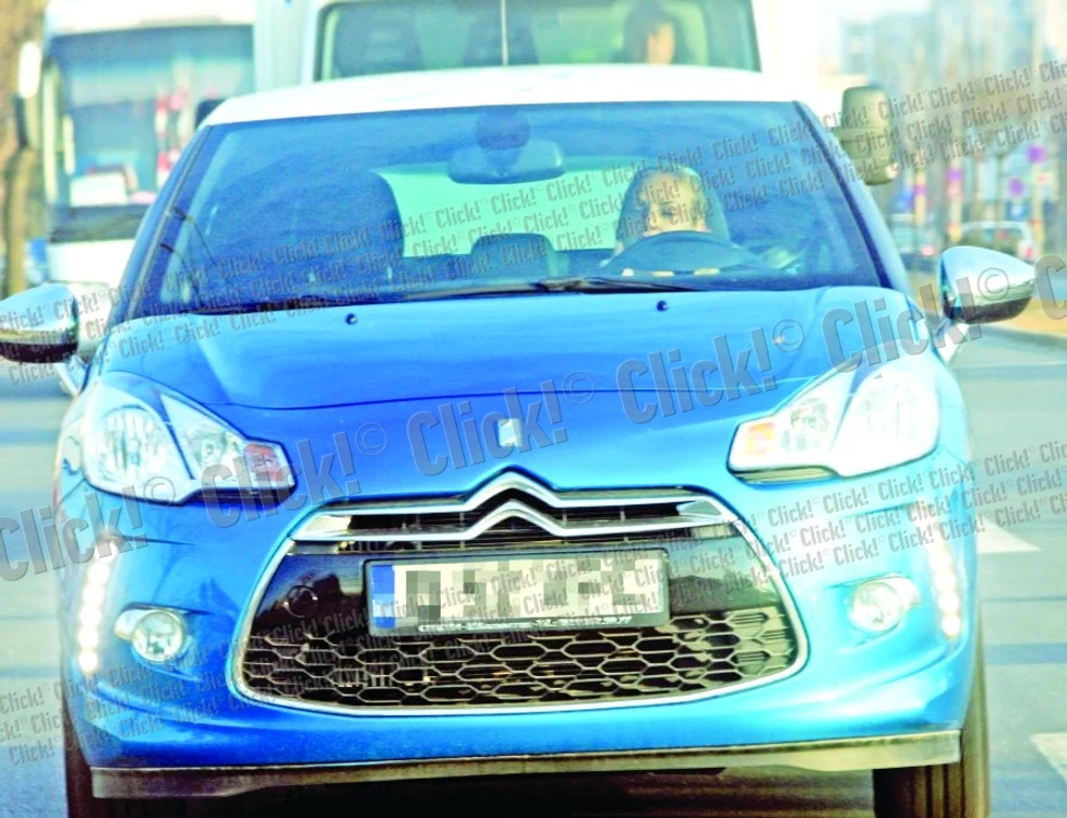
    Roxana a fost surprinsă  de paparazzi în timpul  primei plimbări cu noua  maşinuţă (fotografii: brigada diverse)  