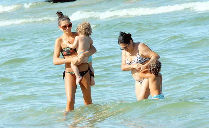 Elena Băsescu a afişat un bronz de revistă, nişte picioare tonifiate şi un bust impresionant