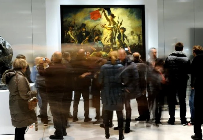 "Libertatea conducând poporul", pictura lui Delacroix, este expusă la Luvru