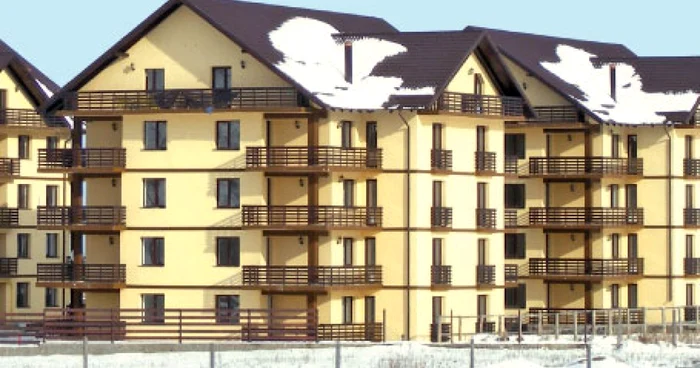 Pensiunile şi terenurile din staţiunea montană sunt scoase la vânzare 