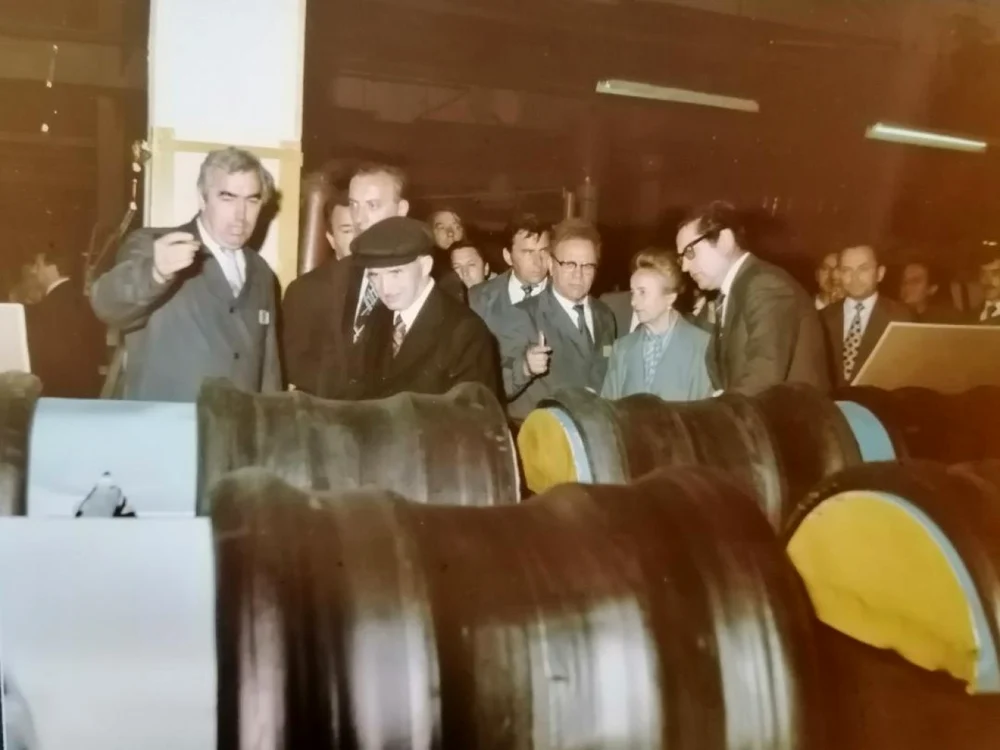 Vizită în Fabrica de Anvelope de la Zalău FOTO Arhivele Naţionale Sălaj, credit: caiete-silvane.ro
