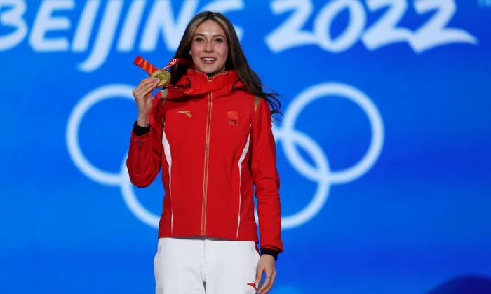 Eileen Gu și medalia de aur cucerită la Jocurile Olimpice (FOTO: EPA)