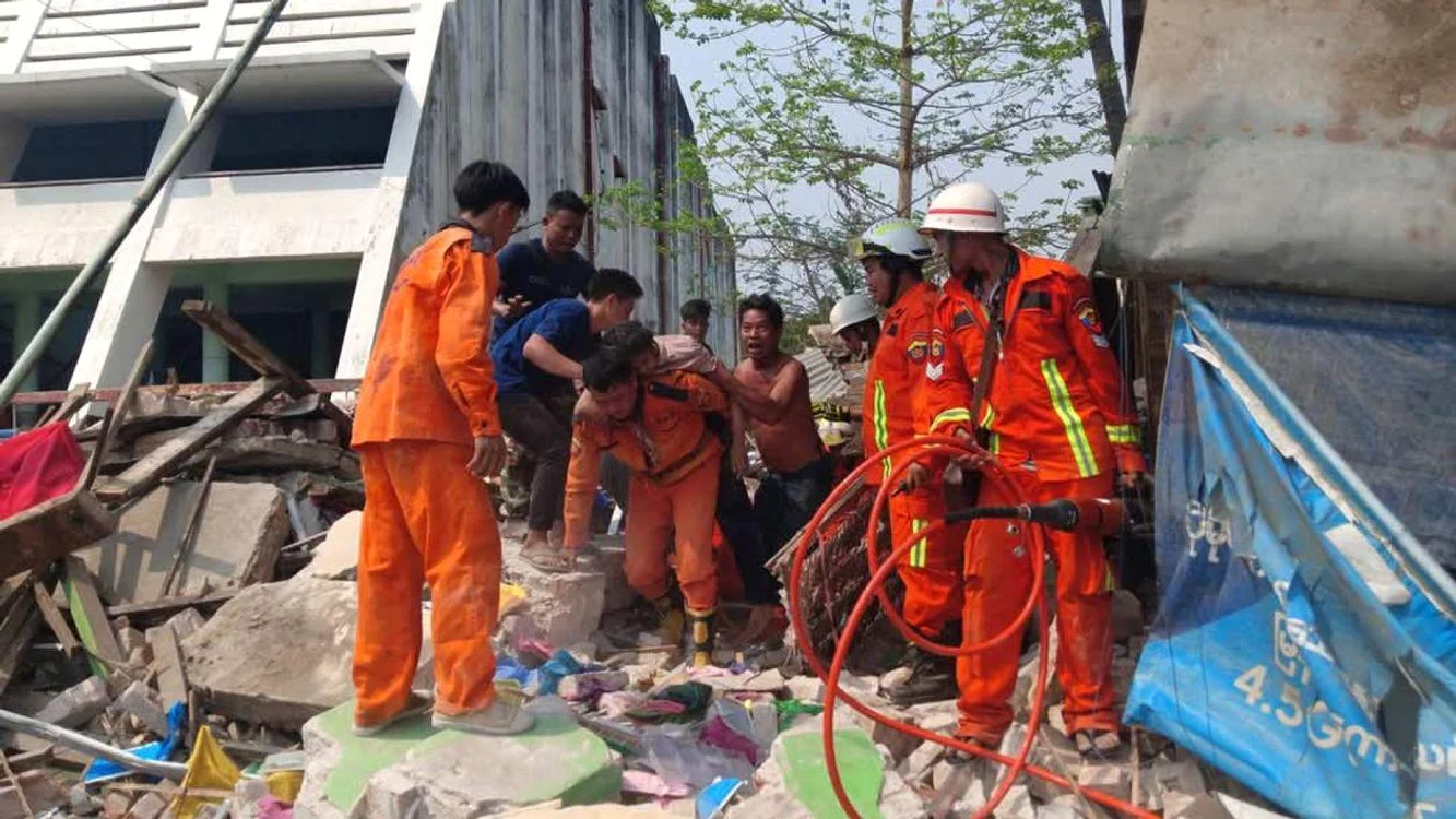 Un bărbat, salvat după ce a stat 5 zile sub dărâmături. Foto: X /Myanmar Fire Services Department