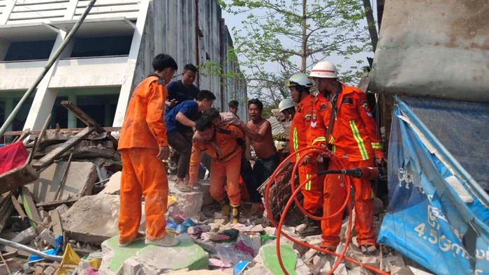 Un bărbat, salvat după ce a stat 5 zile sub dărâmături. Foto: X /Myanmar Fire Services Department