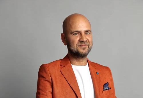 Cosmin Seleși va prezenta emisiunea „Batem Palma“ FOTO Pro TV