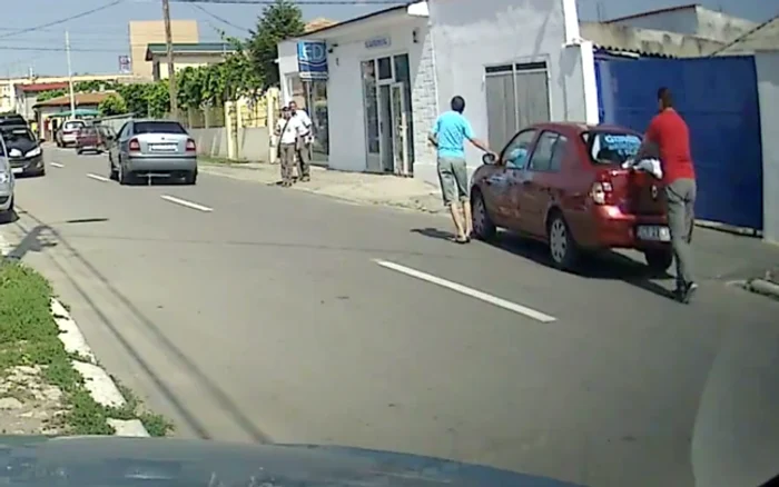 Doi trecători au reuşit să oprească maşina la timp. FOTO adevarul.ro