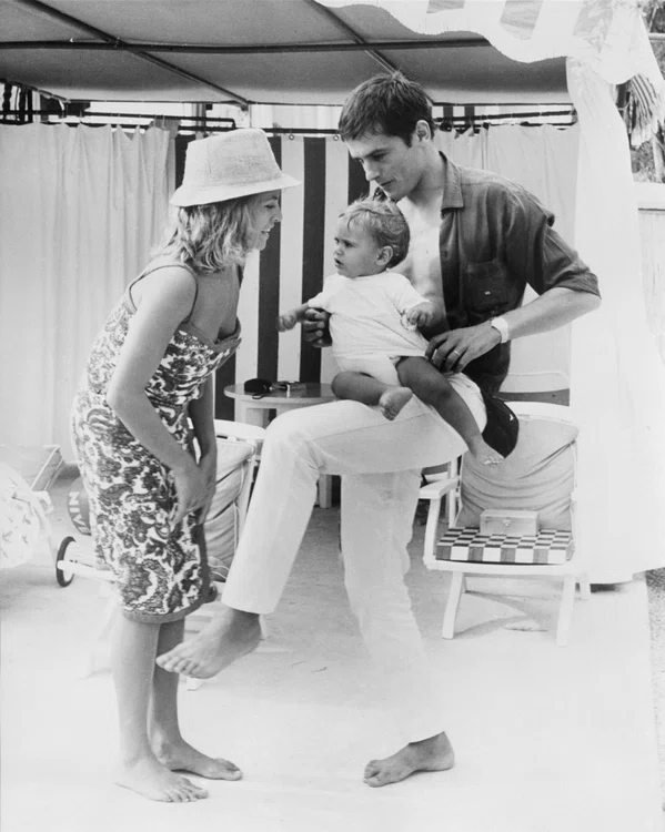 Nathalie și Alain Delon, împreună cu fiul lor, Anthony