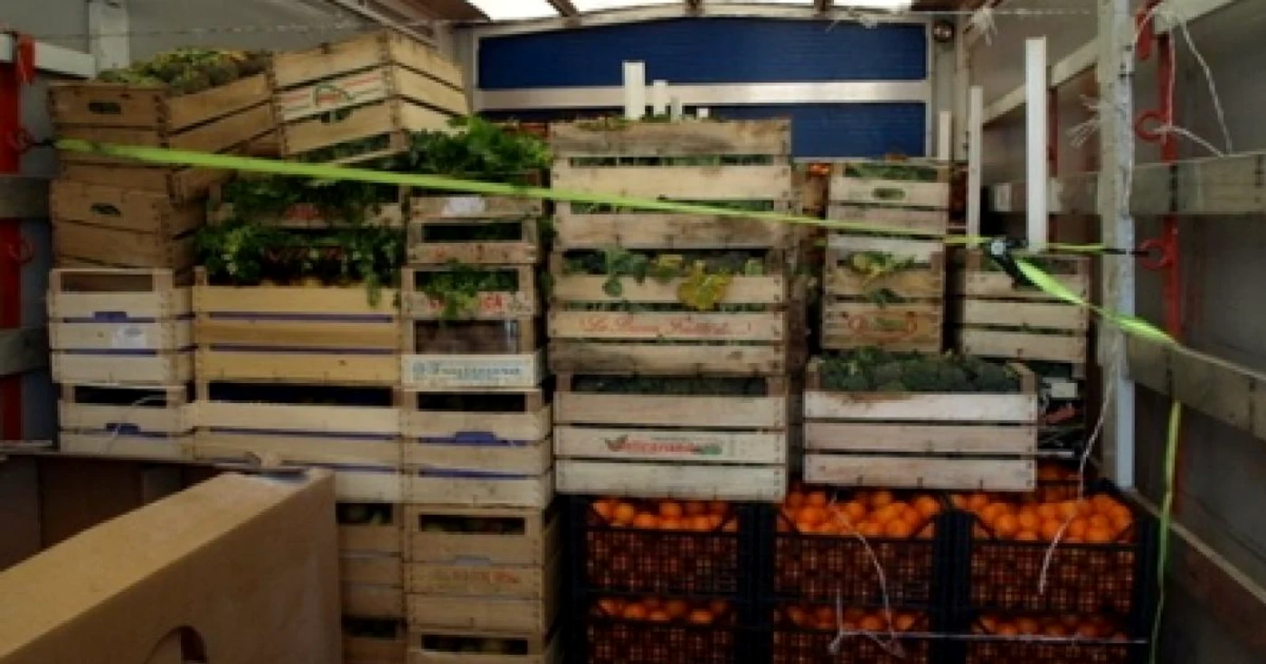 Şoferul contrabandist a rămas fără întreaga cantitate de legume transportată ilegal...