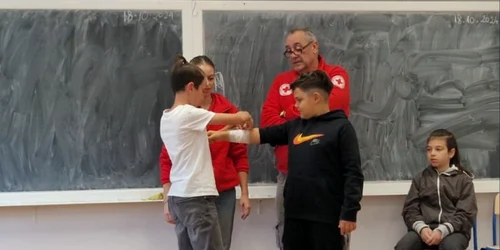 demonstratii prim ajutor in scoli   foto FB crucea rosie jpg