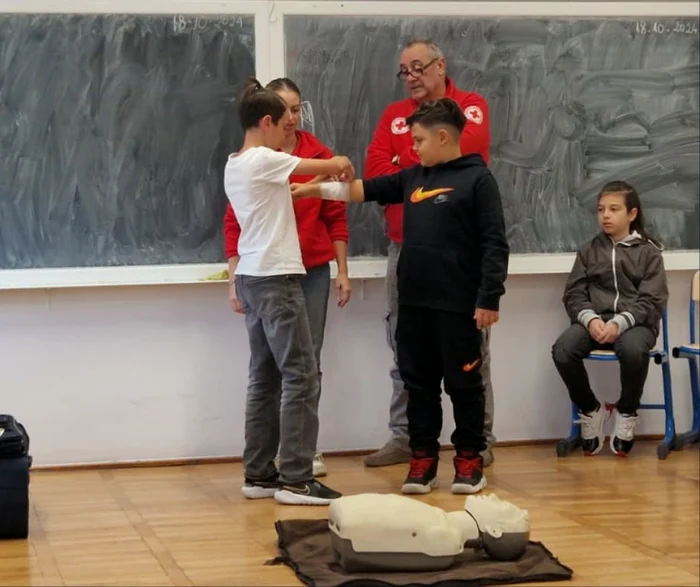 Copiii își doresc să învețe tehnicile de prim ajutor FOTO: FB/Crucea Roșie Română