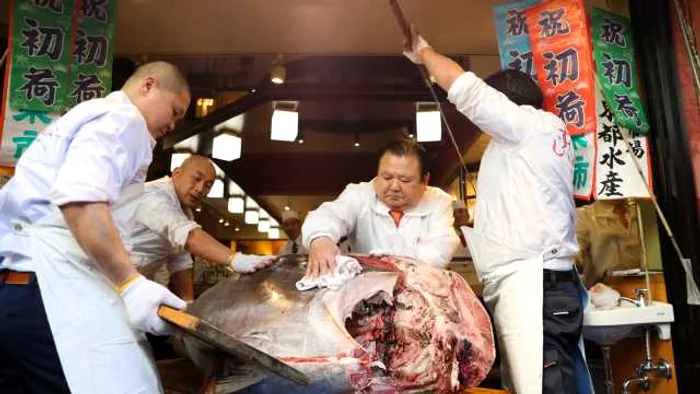 Kiyoshi Kimura, preşedinte al Kiyomura Co taie un ton de aproximativ 2 milioane de dolari, la piaţa de peşte din Tokyo. FOTO Guliver/Gettyimages