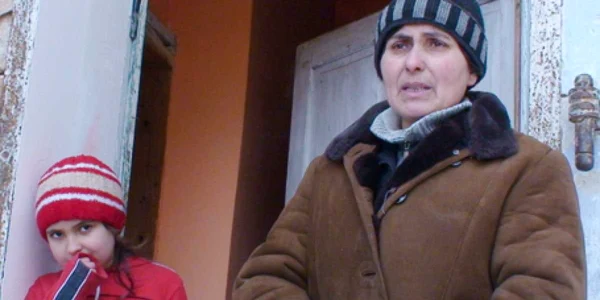 Anelia Zaharia (dreapta) este una dintre chiriaşele care riscă să rămână în drum