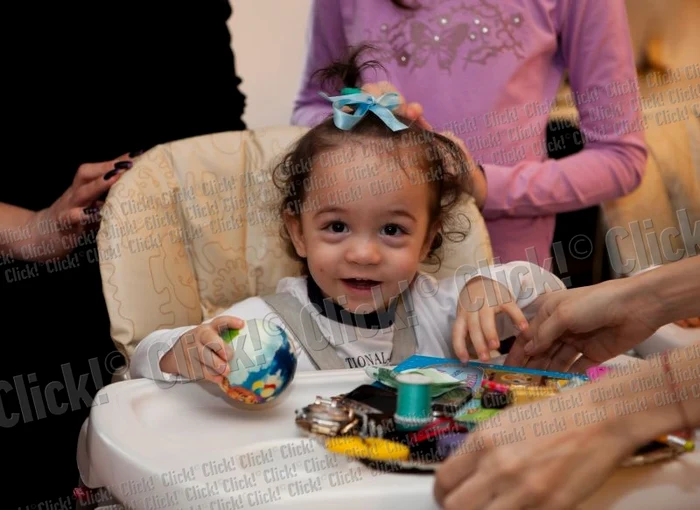 Tăierea moţului tripleţilor Nicoletei Luciu, Kim, Kevin şi Karoly.