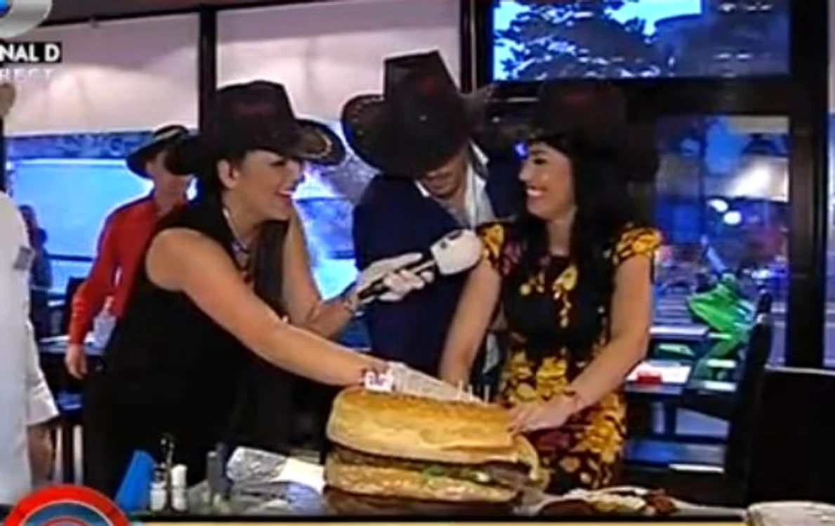Andreea Mantea si Stefan Stan fac un hamburger