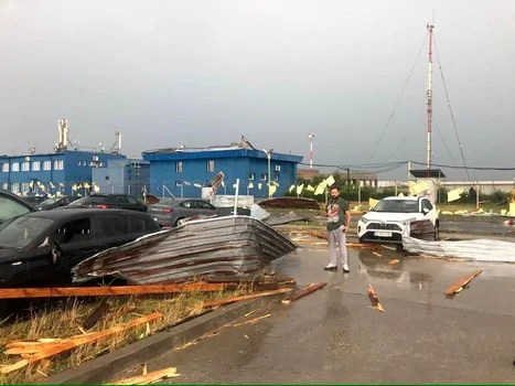 În anumite zone ale Oradiei, vântul a depăşit 144 km/oră, au spus meteorologii. Foto Facebook