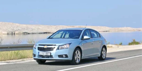 Designul Cruze a rămas acelaşi, cu excepţia părţii spate care a fost reproiectată complet