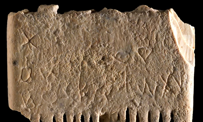 O inscripție rară, descoperită pe un pieptăn vechi de 3.700 de ani (foto: Dafna Gazit, Israel Antiquities Authority)