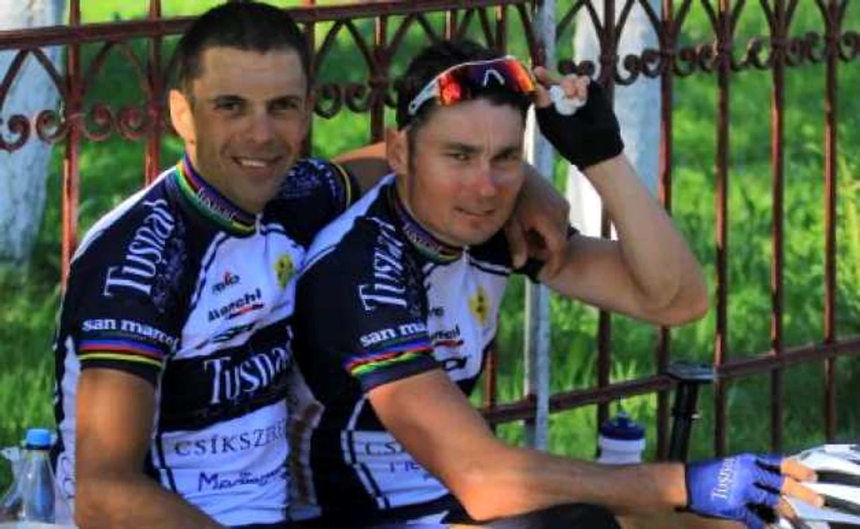 Carol Eduard Novak (stânga), alături de un alt medaliat paralimpic, cehul Jiri Jezek * Foto: Marian Bulacu