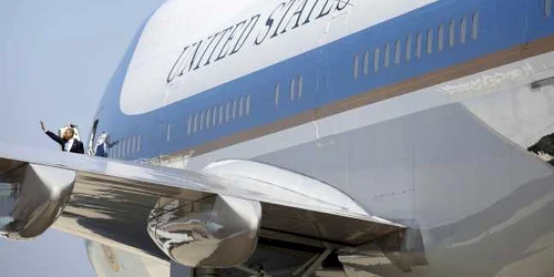 Preşedintele Barack Obama face cu mâna în timp ce urcă în Air Force One pentru a părăsi San Diego FOTO Reuters