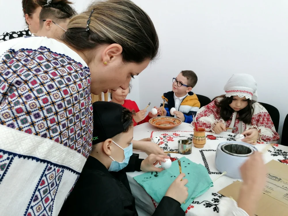 Atelierul de ouă încondeiate i-a încântat pe copii FOTO: Alina Mitran