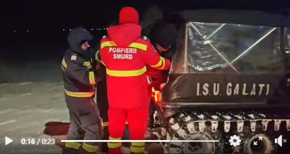 Intervenții dificile în Vrancea și Galați din cauza zăpezii: bolnavi luați cu șenilatele și ambulanță blocată în nămeți