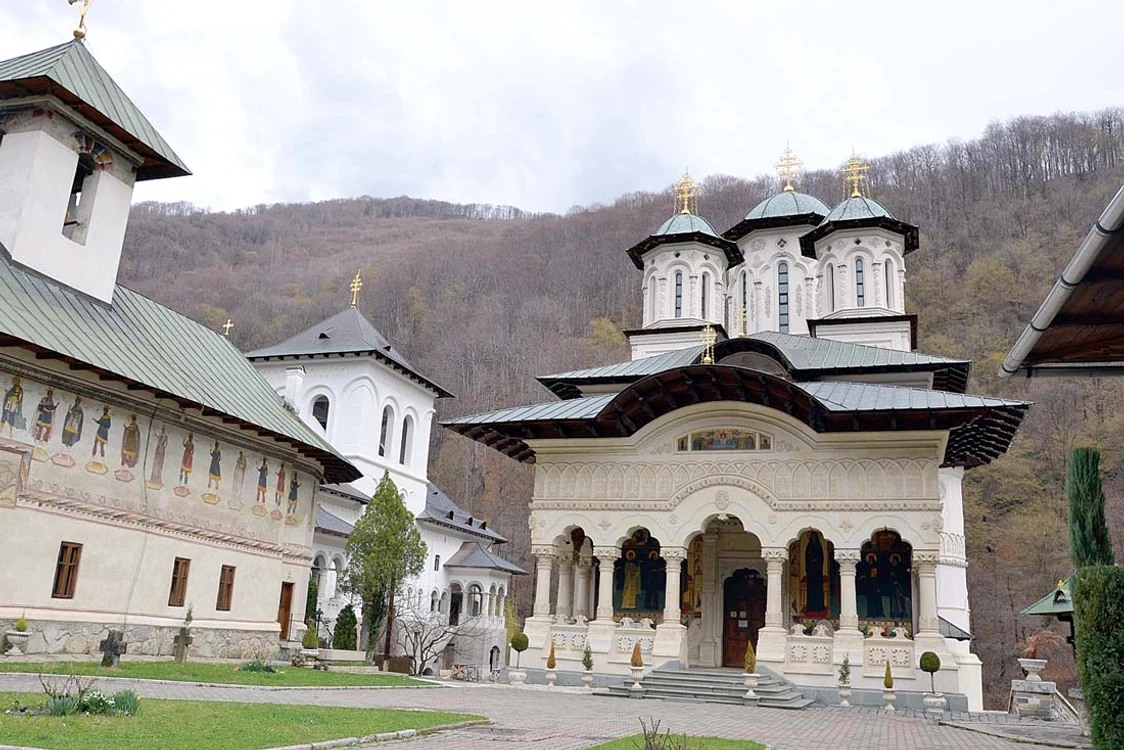 
    Călugării speră să  reducă costurile  cu energia electrică  