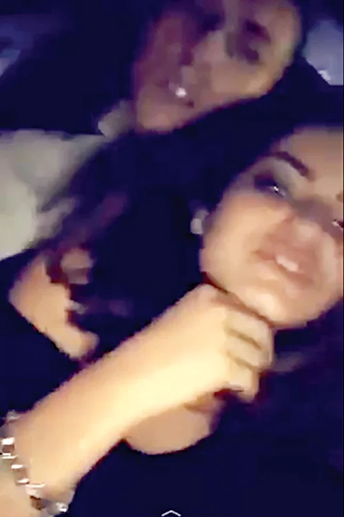 La 15 ani, adolescenta își petrece timpul prin cluburi până dimineaţa