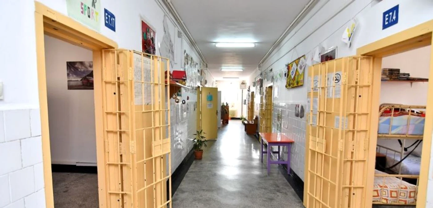 Program prelungit la televizoare, maximizarea comunicării online şi demersuri pentru prelungirea timpului alocat convorbirilor telefonice zilnice - sunt câteva dintre măsurile complementare luate în penitenciare, în contextul reducerii interacţiunii cu vizitatorii. FOTO just.ro