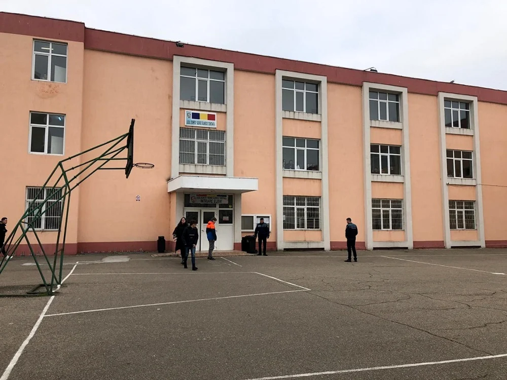 
    Un băiat de clasa a VI-a s-a aruncat de la etajul al doilea al unui liceu din ConstanțaFoto: news.ro  