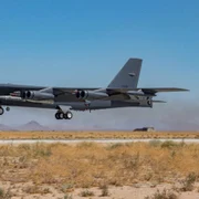 bombardier B-52H purtator al rachetelor hipersonice ARRW foto U.S. Air Force/Matt Williams