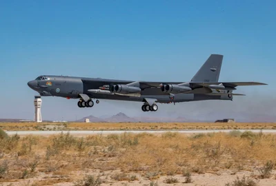 bombardier B-52H purtator al rachetelor hipersonice  ARRW foto U.S. Air Force/Matt Williams
