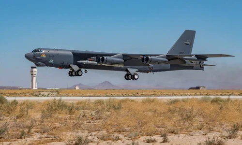 bombardier B-52H purtator al rachetelor hipersonice ARRW foto U.S. Air Force/Matt Williams