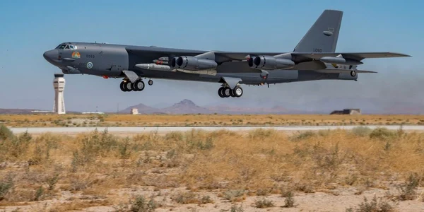 bombardier B-52H purtator al rachetelor hipersonice  ARRW foto U.S. Air Force/Matt Williams
