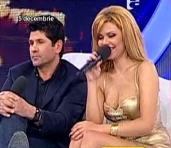 Beyonce de România a ţinut microfonul apropiat de gură într-un mod periculos (captură Antena 1)