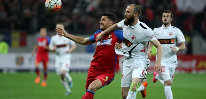 Fază din meciul Steaua - Dinamo, duel între Marica şi Puljici FOTOGRAFII David Muntean
