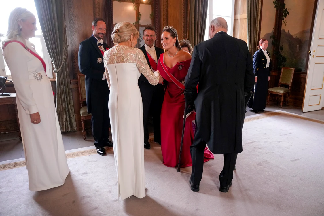 Prințesa Ingrid Alexandra, Prințesa Mette Marit și Prințul Haakon i au primit la Oslo pe soții Macron, Profimedia (2) jpg