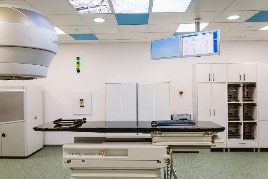 „Realitatea de pe hârtie” care ucide. De ce pacienții cu cancer din patru județe n-au nicio șansă la radioterapie