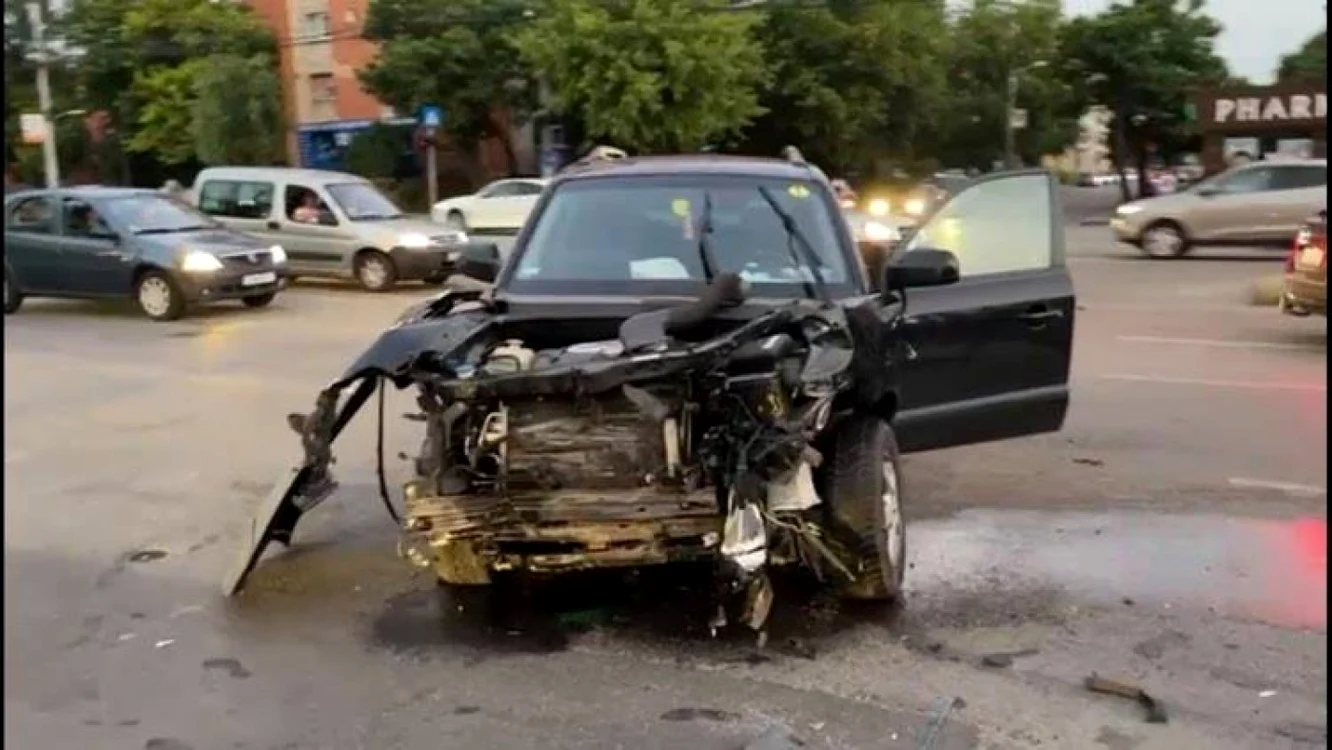 Maşina tinerei de 20 de ani care a ajuns la spital FOTO/ Ana Popescu