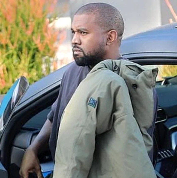 
    Kanye West s-a oprit în intersecție să îi dea bani unui boschetar  