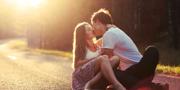 cuplu - sarut - relatie - dragoste - iubire - FOTO Shutterstock