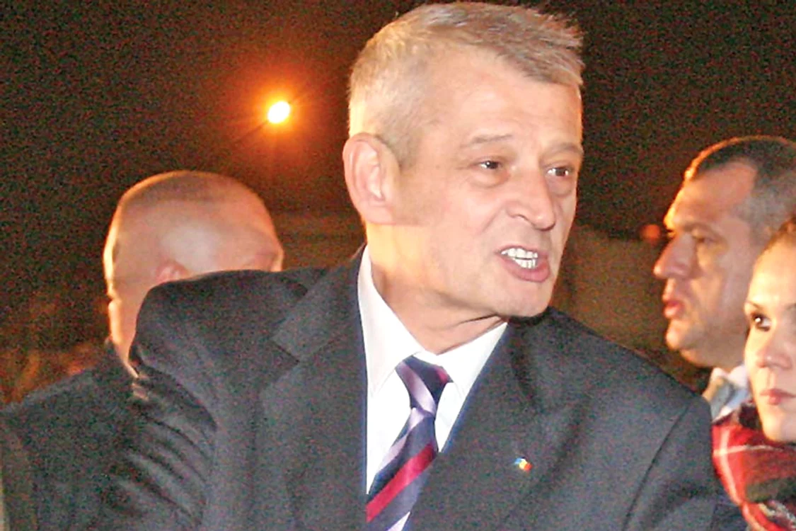 Imobilele care stau să se prăbuşească  la cutremur nu sunt consolidate, dar locatarii  primesc în schimb truse de supravieţuire