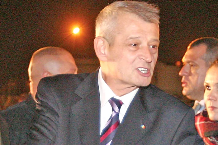 Imobilele care stau să se prăbuşească  la cutremur nu sunt consolidate, dar locatarii  primesc în schimb truse de supravieţuire