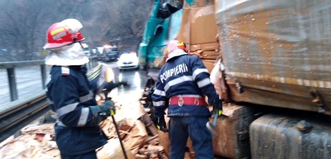 Accident pe Valea Oltului - DN 7 în Vâlcea - coliziune la Cârligul Mic între două TIR-uri înmatriculate în Turcia şi Bulgaria Foto Adevărul 