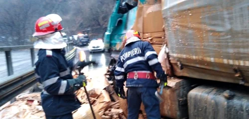 Accident pe Valea Oltului - DN 7 în Vâlcea - coliziune la Cârligul Mic între două TIR-uri înmatriculate în Turcia şi Bulgaria Foto Adevărul 