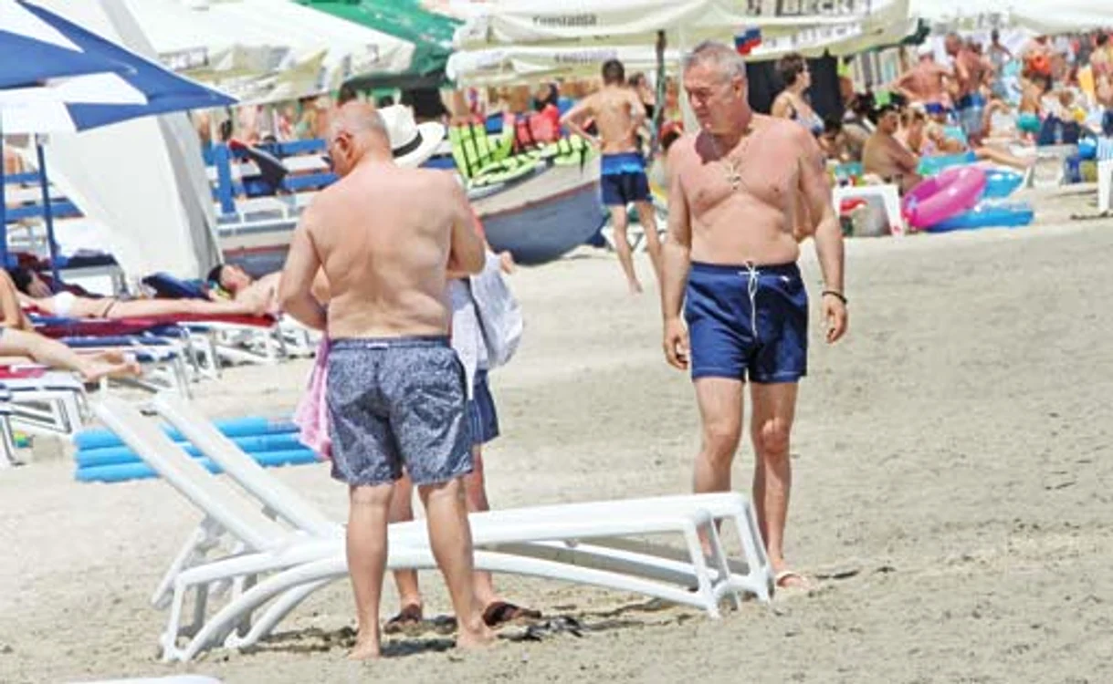 
    Fostul  internaţional  Luţu a strâns  cu grijă banii  aruncaţi  pe nisip; La ieşirea din  apă, Becali a  glumit cu  un copilaş; Latifundiarul s-a lăfăit  la plajă după baie  