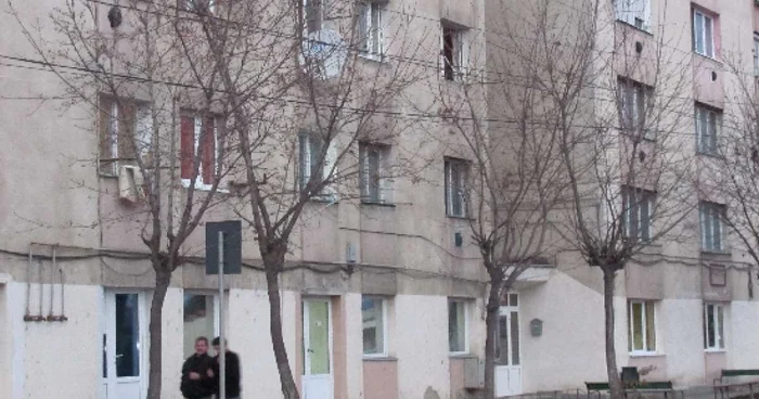 Un apartament scos la licitaţie în acest bloc poate costa şi 5.000 de euro 