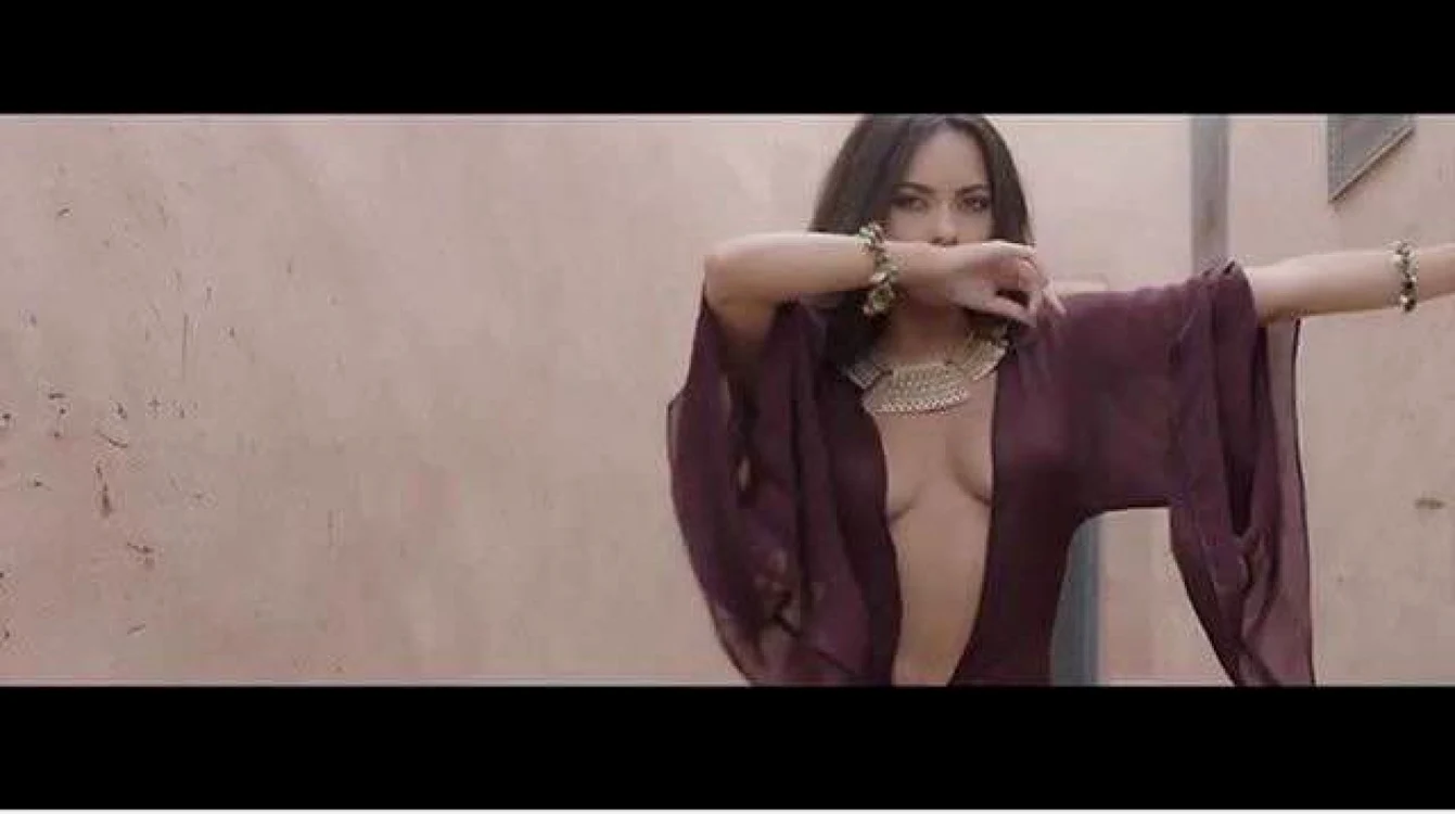 În
această perioadă, Inna promovează single-ul „Yalla“ şi
albumul „INNA“ în turneu prin Europa FOTO Global Records