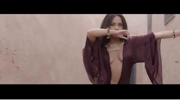 În
această perioadă, Inna promovează single-ul „Yalla“ şi
albumul „INNA“ în turneu prin Europa FOTO Global Records